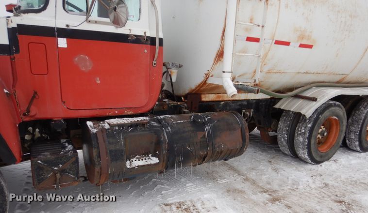 image for item HS9832 1988 Mack 600  tank truck