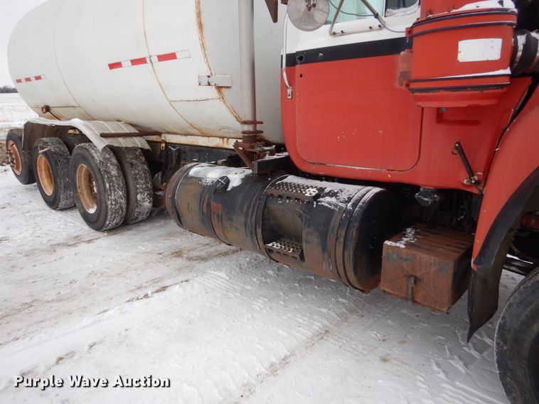 image for item HS9832 1988 Mack 600  tank truck