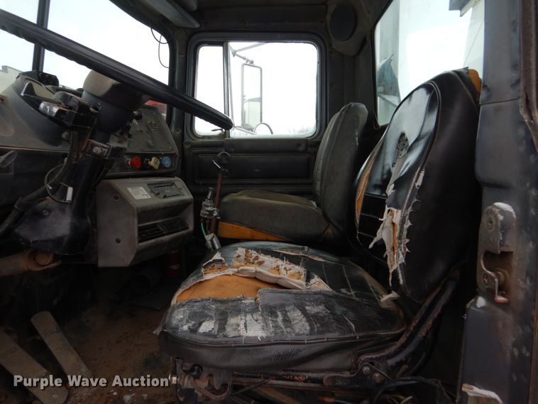 image for item HS9832 1988 Mack 600  tank truck