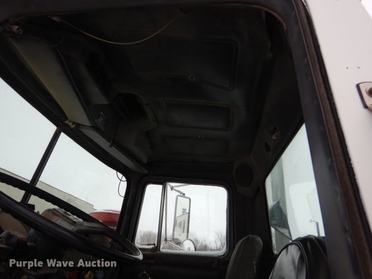 image for item HS9832 1988 Mack 600  tank truck