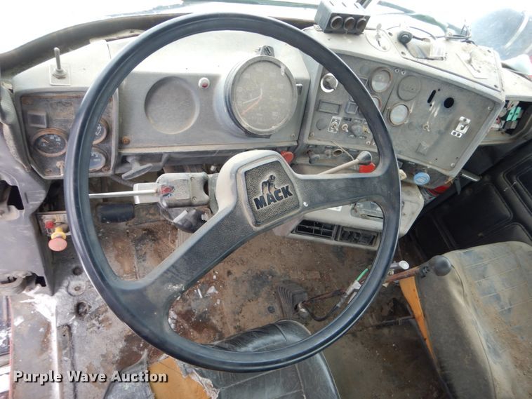 image for item HS9832 1988 Mack 600  tank truck