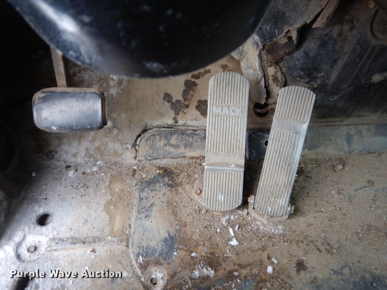 image for item HS9832 1988 Mack 600  tank truck