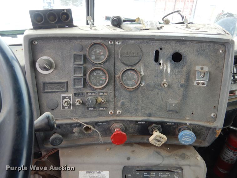 image for item HS9832 1988 Mack 600  tank truck