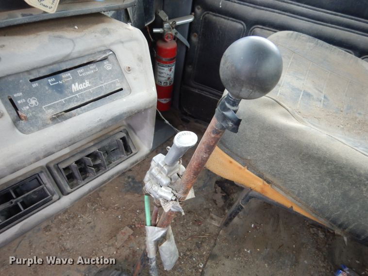 image for item HS9832 1988 Mack 600  tank truck