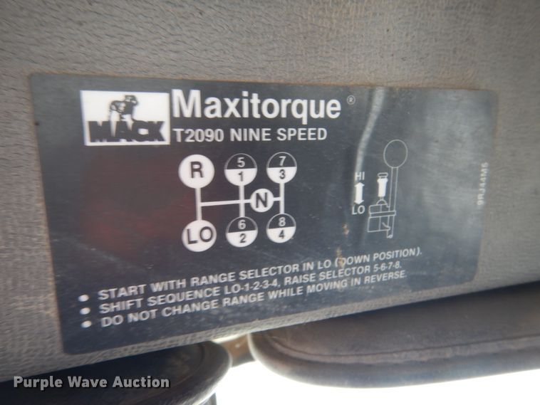 image for item HS9832 1988 Mack 600  tank truck