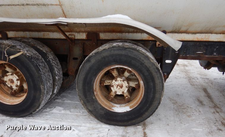 image for item HS9832 1988 Mack 600  tank truck