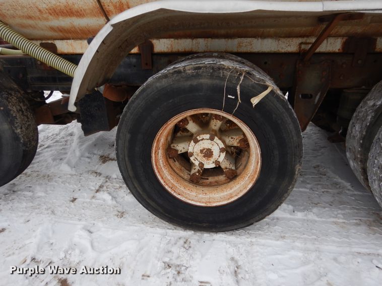 image for item HS9832 1988 Mack 600  tank truck