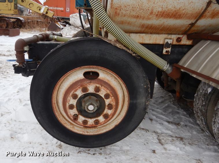 image for item HS9832 1988 Mack 600  tank truck