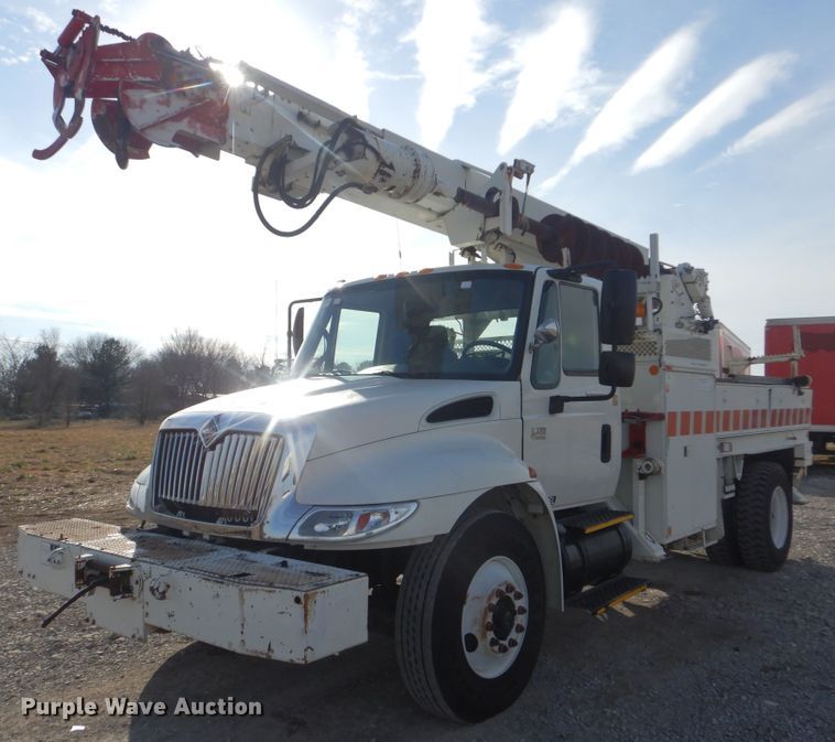 image for item HX9125 2003 International 4300 SBA  digger derrick truck