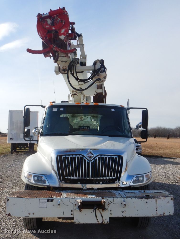 image for item HX9125 2003 International 4300 SBA  digger derrick truck