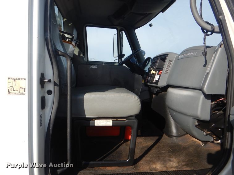 image for item HX9125 2003 International 4300 SBA  digger derrick truck