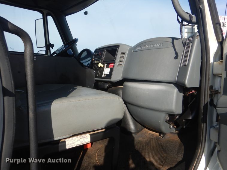 image for item HX9125 2003 International 4300 SBA  digger derrick truck