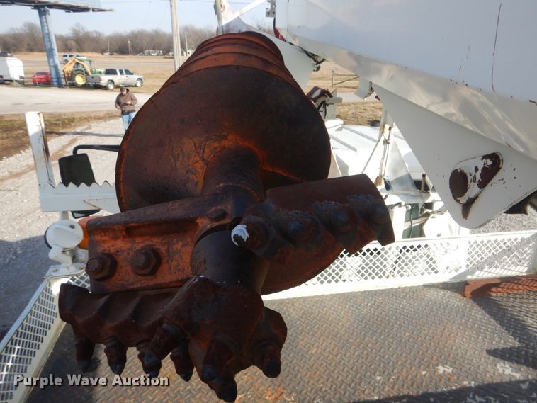 image for item HX9125 2003 International 4300 SBA  digger derrick truck