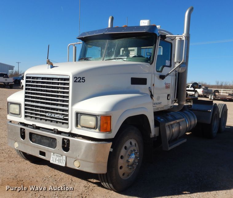 image for item DG1521 2012 Mack CHU613  semi truck