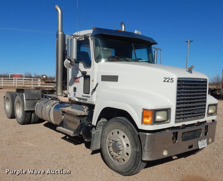 image for item DG1521 2012 Mack CHU613  semi truck