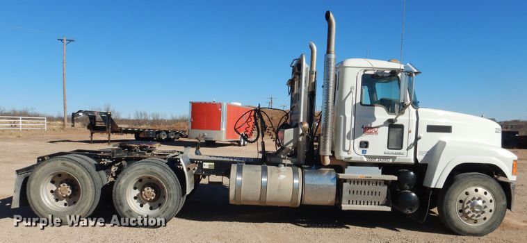 image for item DG1521 2012 Mack CHU613  semi truck