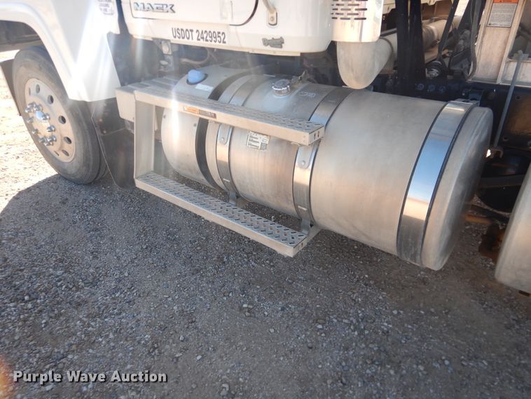 image for item DG1521 2012 Mack CHU613  semi truck