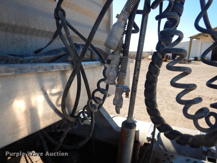 image for item DG1521 2012 Mack CHU613  semi truck