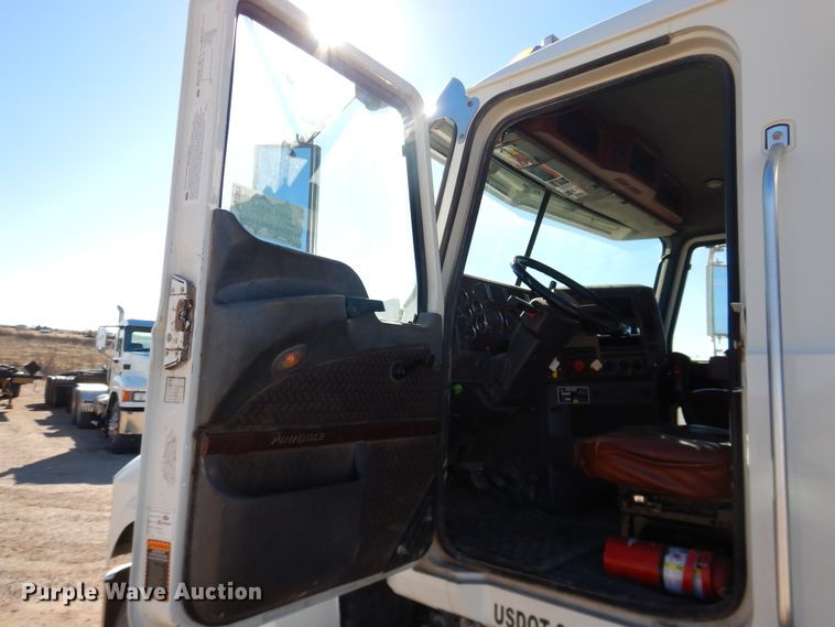 image for item DG1521 2012 Mack CHU613  semi truck