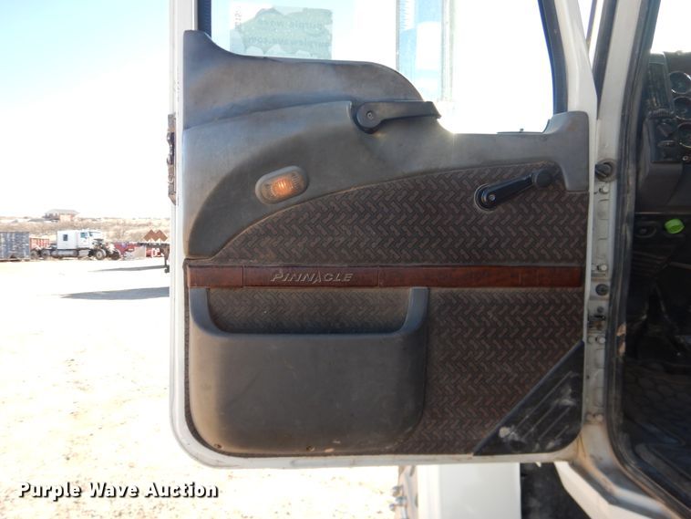 image for item DG1521 2012 Mack CHU613  semi truck