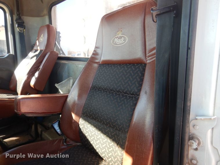 image for item DG1521 2012 Mack CHU613  semi truck