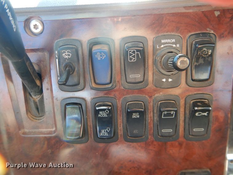 image for item DG1521 2012 Mack CHU613  semi truck