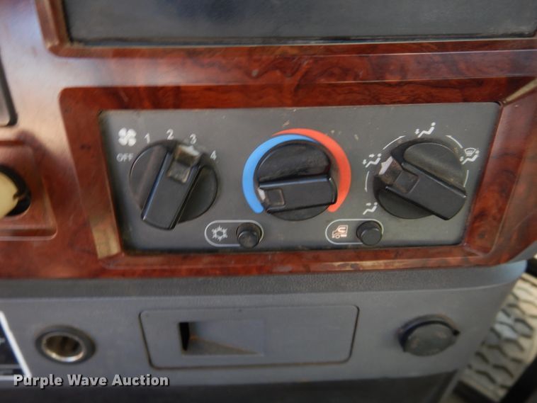 image for item DG1521 2012 Mack CHU613  semi truck