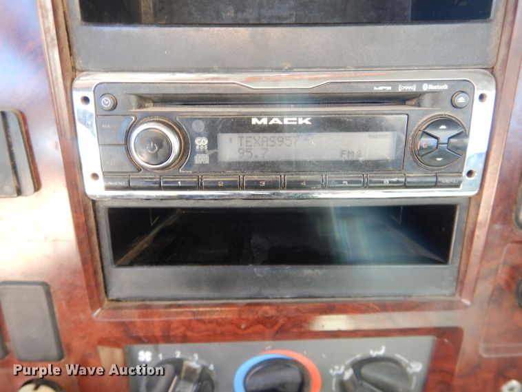 image for item DG1521 2012 Mack CHU613  semi truck