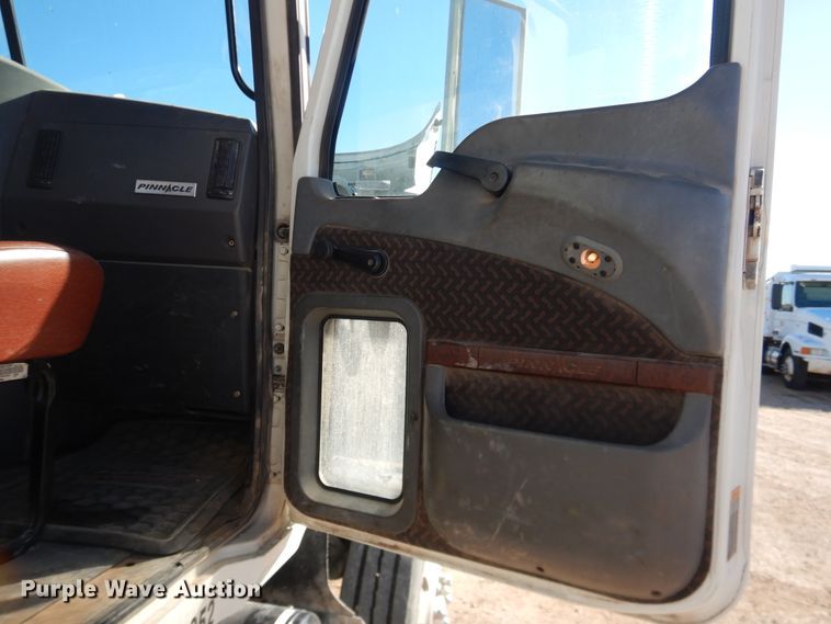 image for item DG1521 2012 Mack CHU613  semi truck