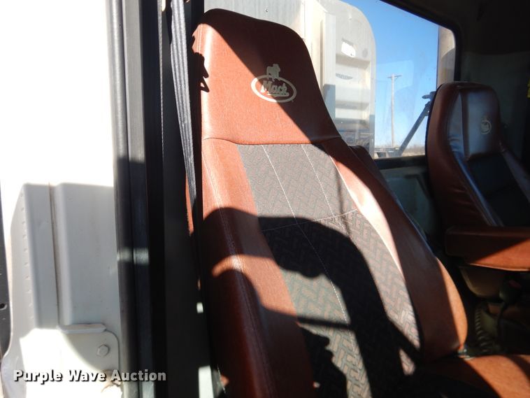 image for item DG1521 2012 Mack CHU613  semi truck