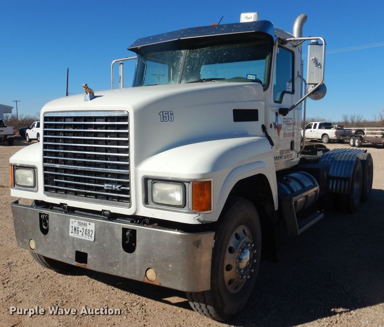 image for item DG1522 2015 Mack CHU613  semi truck