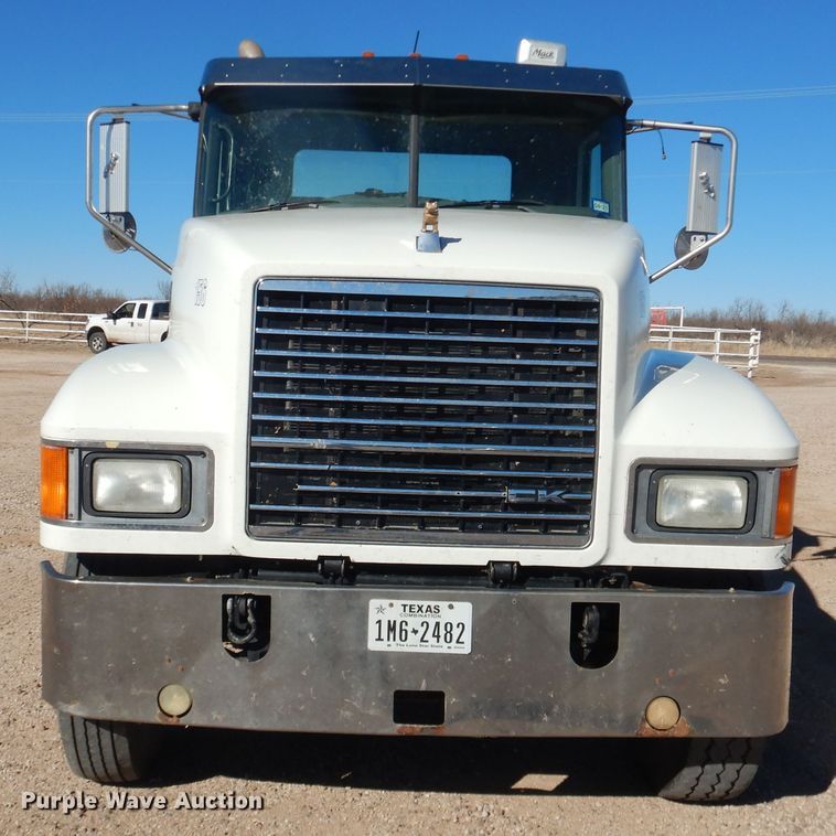 image for item DG1522 2015 Mack CHU613  semi truck