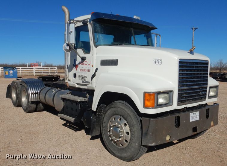 image for item DG1522 2015 Mack CHU613  semi truck