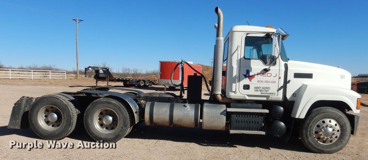 image for item DG1522 2015 Mack CHU613  semi truck