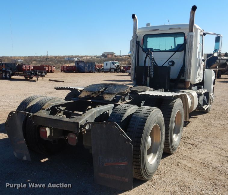 image for item DG1522 2015 Mack CHU613  semi truck