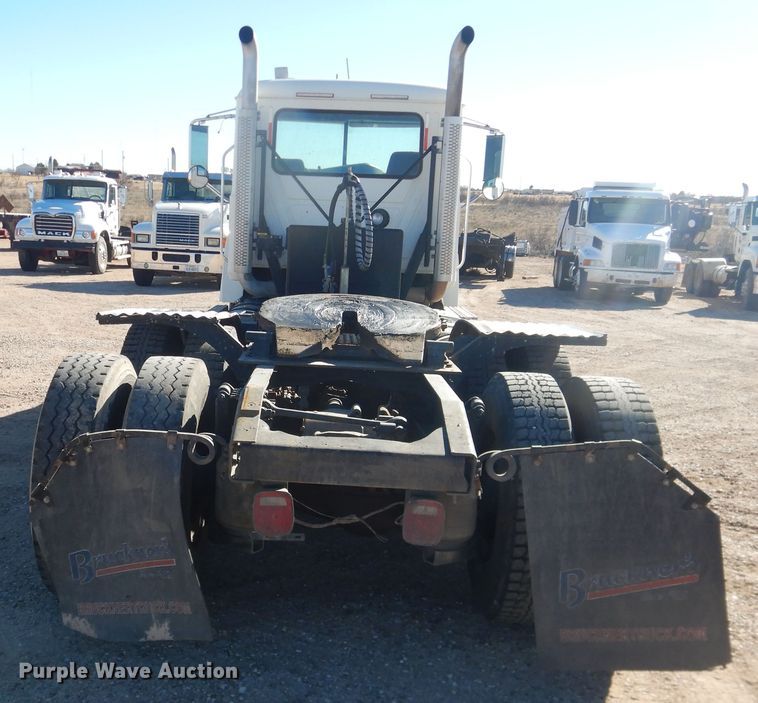 image for item DG1522 2015 Mack CHU613  semi truck