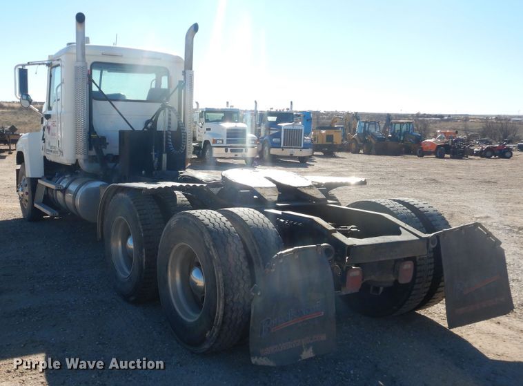 image for item DG1522 2015 Mack CHU613  semi truck