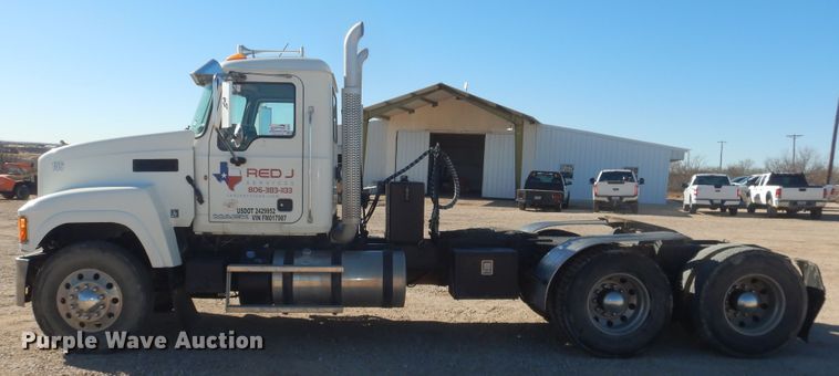 image for item DG1522 2015 Mack CHU613  semi truck