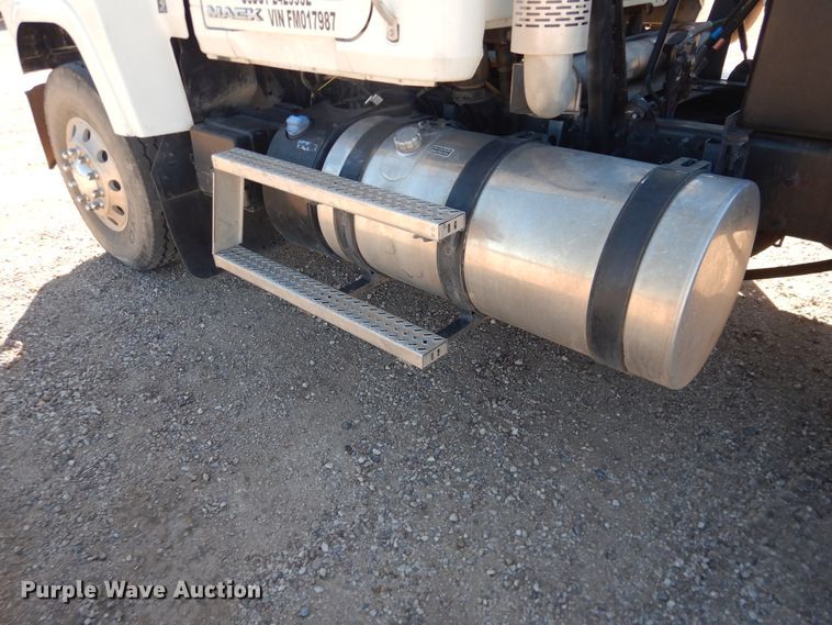 image for item DG1522 2015 Mack CHU613  semi truck