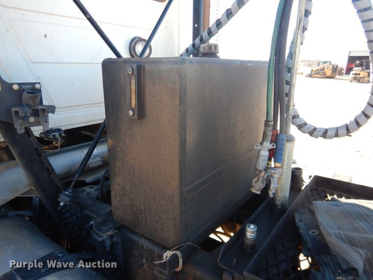 image for item DG1522 2015 Mack CHU613  semi truck