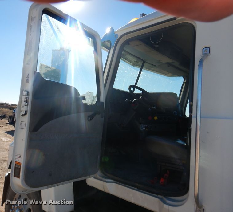 image for item DG1522 2015 Mack CHU613  semi truck