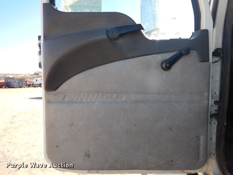 image for item DG1522 2015 Mack CHU613  semi truck