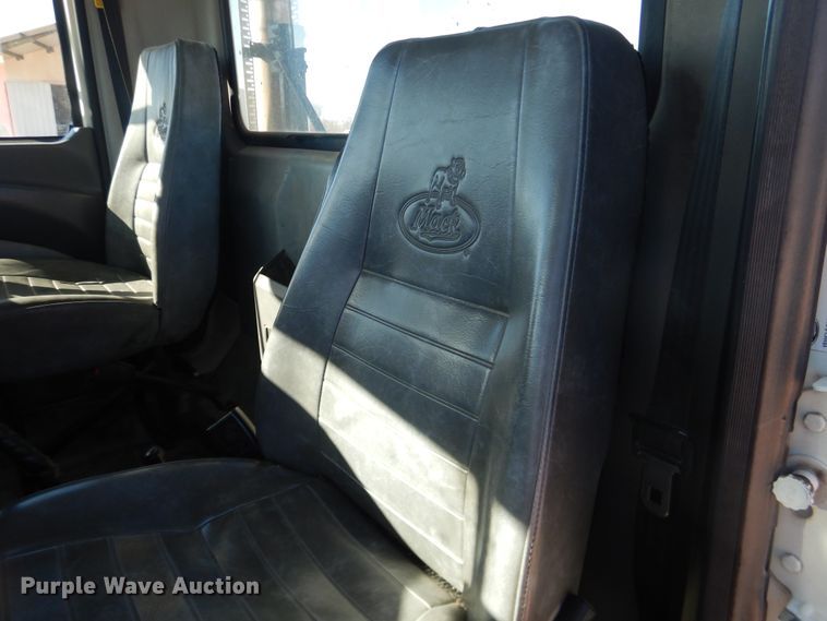 image for item DG1522 2015 Mack CHU613  semi truck