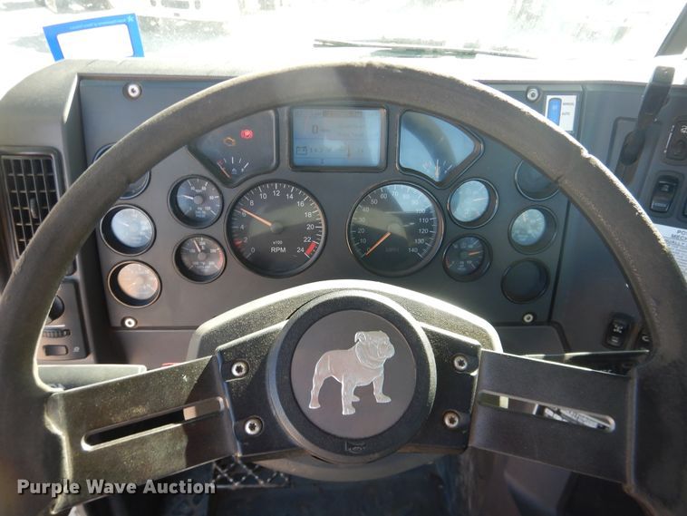 image for item DG1522 2015 Mack CHU613  semi truck