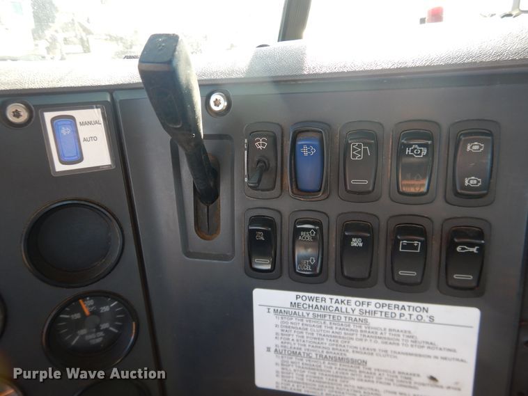 image for item DG1522 2015 Mack CHU613  semi truck