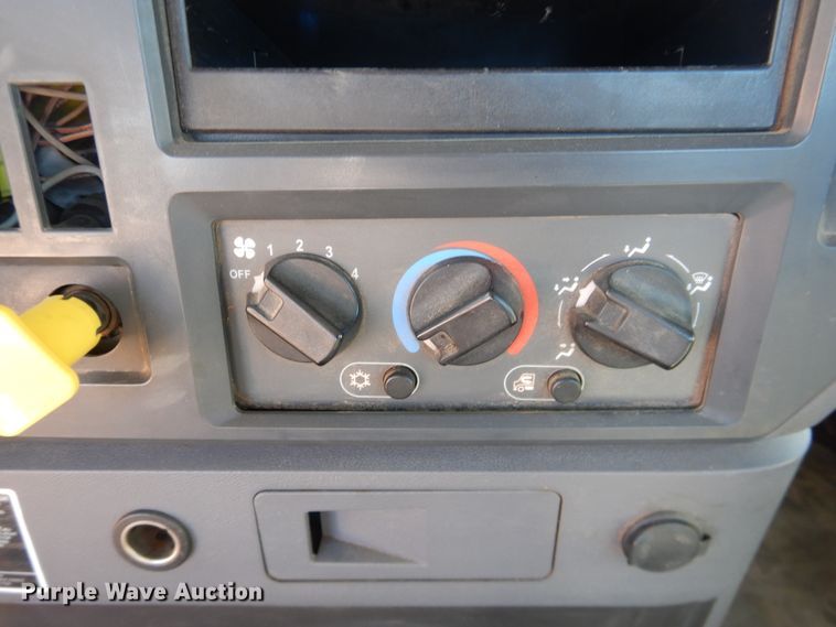 image for item DG1522 2015 Mack CHU613  semi truck