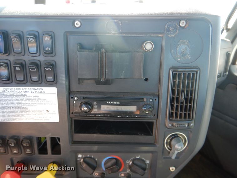 image for item DG1522 2015 Mack CHU613  semi truck