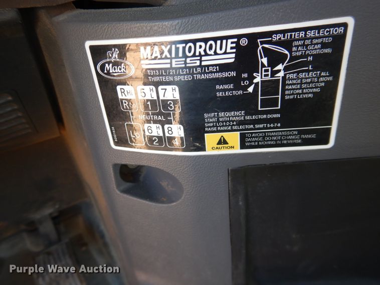 image for item DG1522 2015 Mack CHU613  semi truck