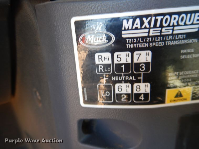 image for item DG1522 2015 Mack CHU613  semi truck