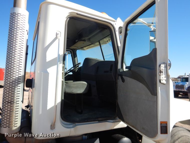 image for item DG1522 2015 Mack CHU613  semi truck